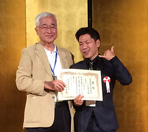小山隆太助教の日本神経科学学会奨励賞を受賞時の画像