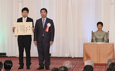乘本裕明さんの先端技術大賞にて文部科学大臣賞を受賞時の画像